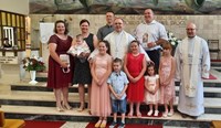 Krštenje petog djeteta obitelji Lauš